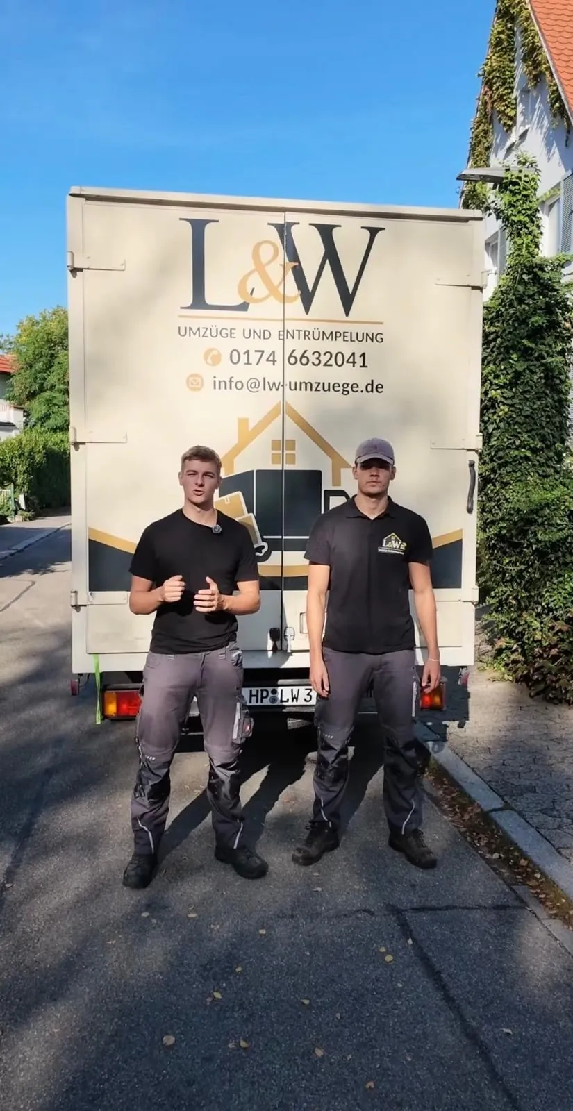 Fynn Langer und Felix Walter vor dem L&W-Umzugs-LKW
